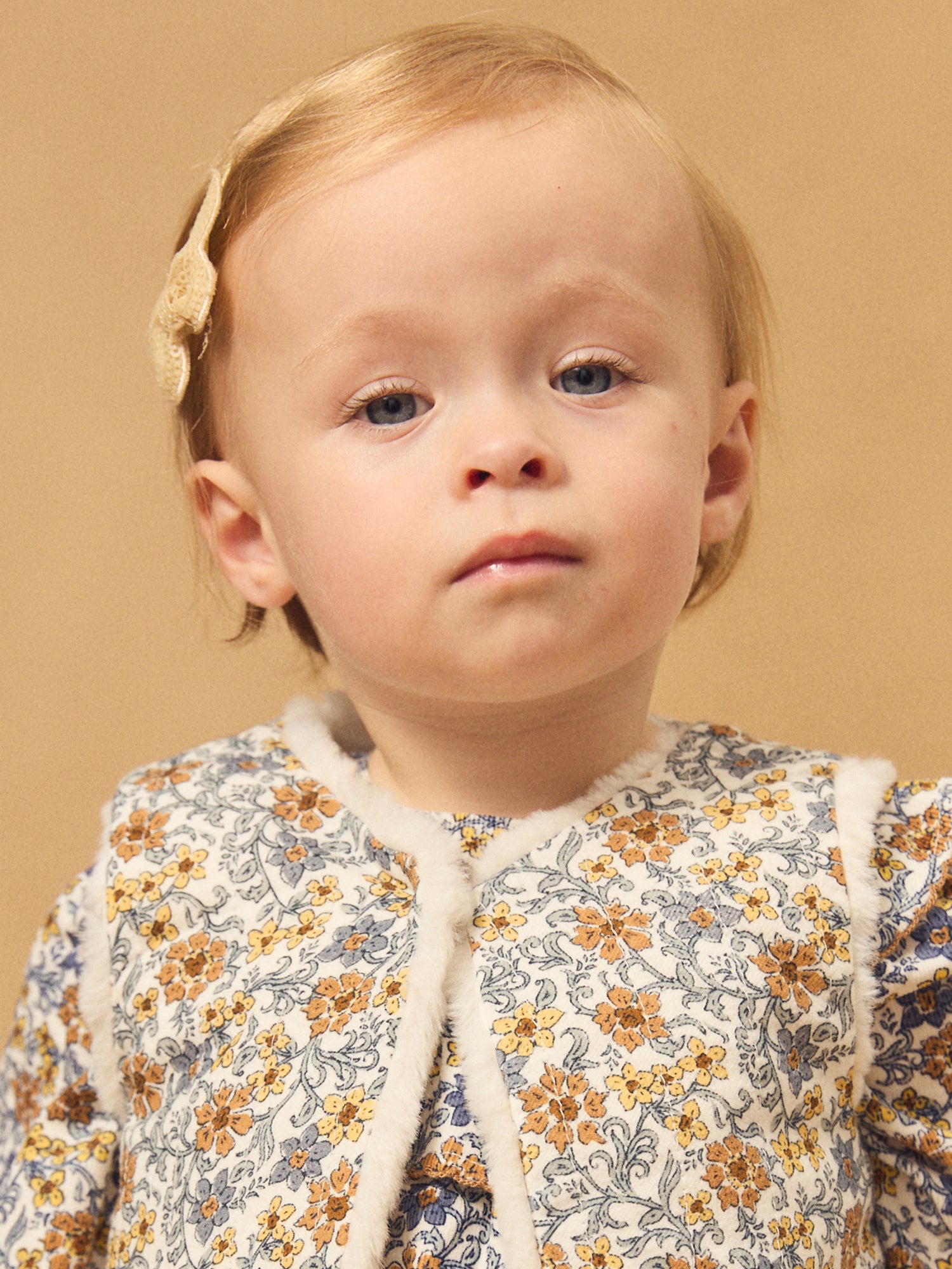 Reversibles weißes Weste aus Fell oder Floralprint für Mädchen