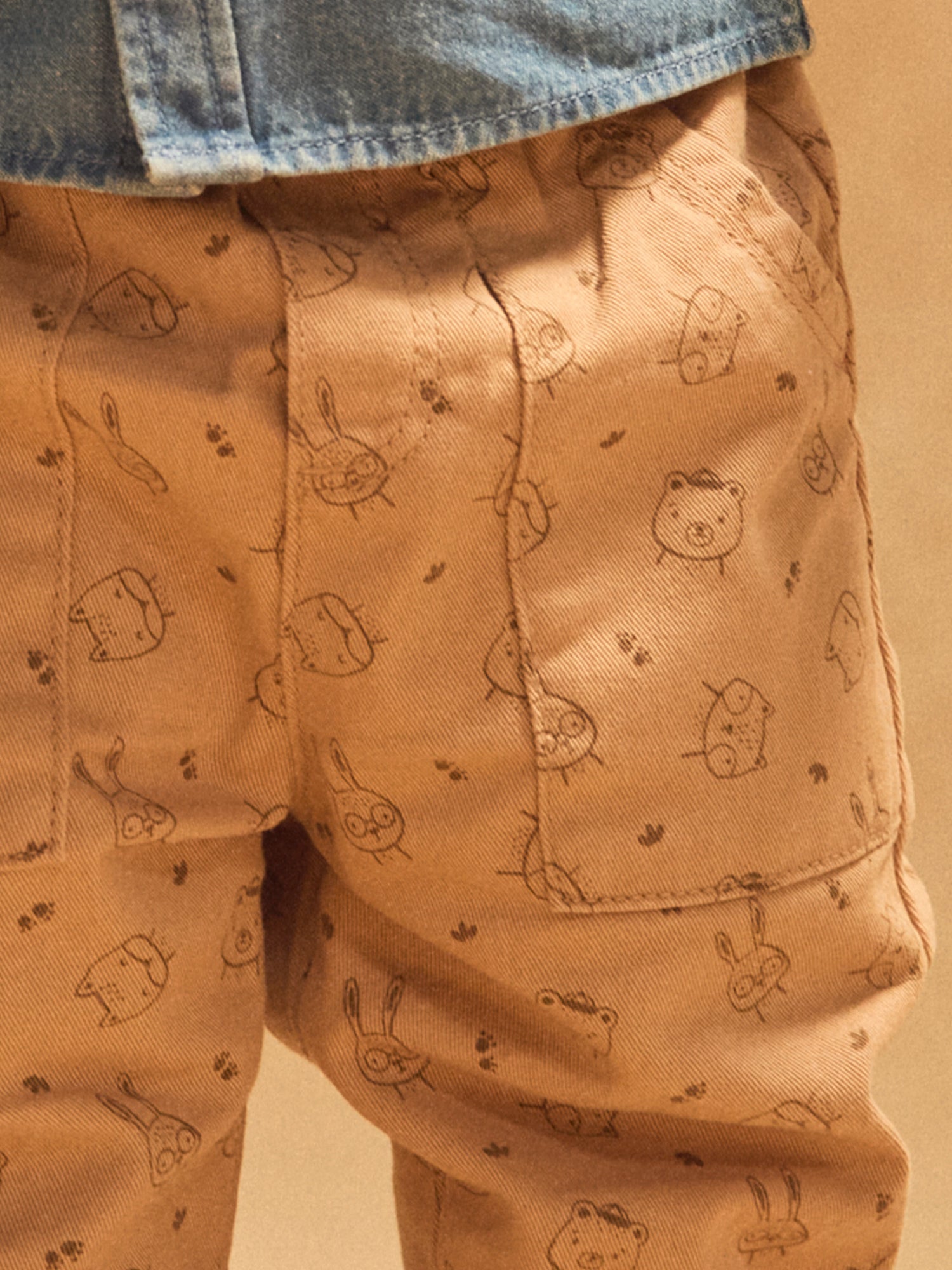 Hellbraune Hose mit Tierdruck für Baby Jungen