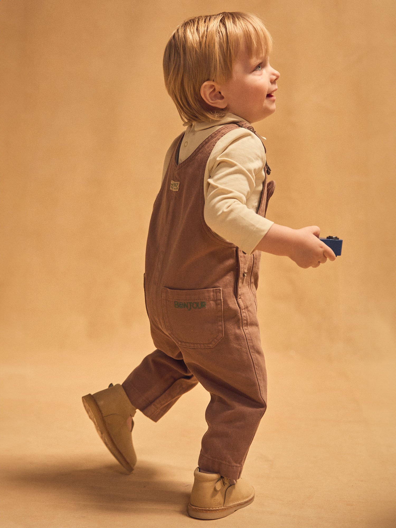 Braune Latzhose mit Bärentasche für Baby Jungen