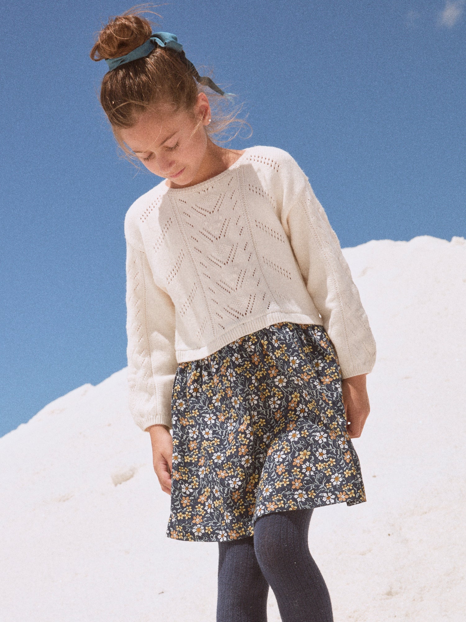 Zweifarbiges Ecru-Kleid mit Blumenmuster für Mädchen