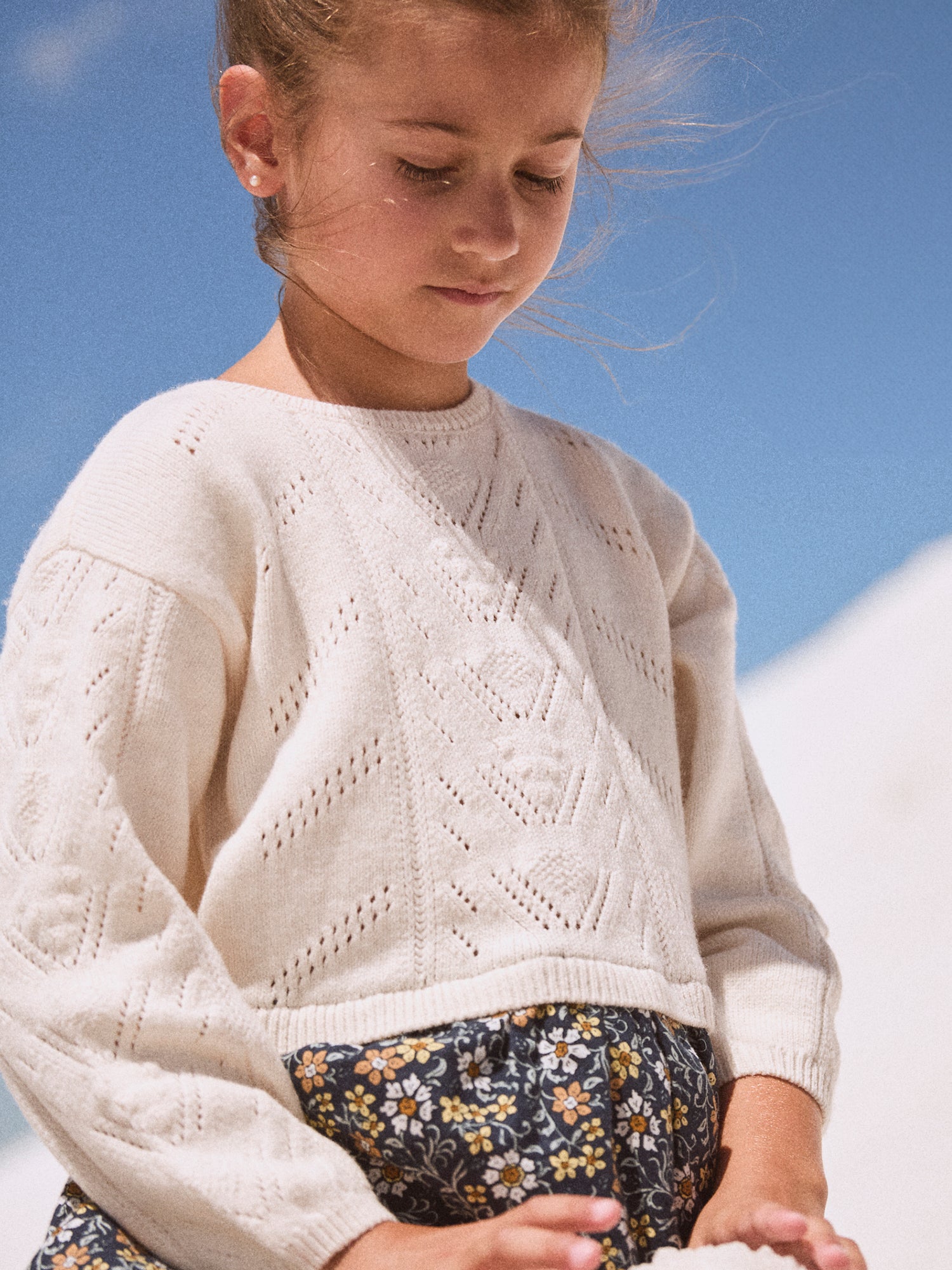 Zweifarbiges Ecru-Kleid mit Blumenmuster für Mädchen