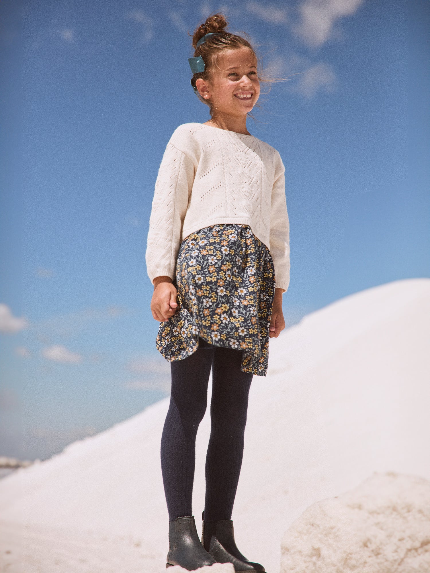 Zweifarbiges Ecru-Kleid mit Blumenmuster für Mädchen