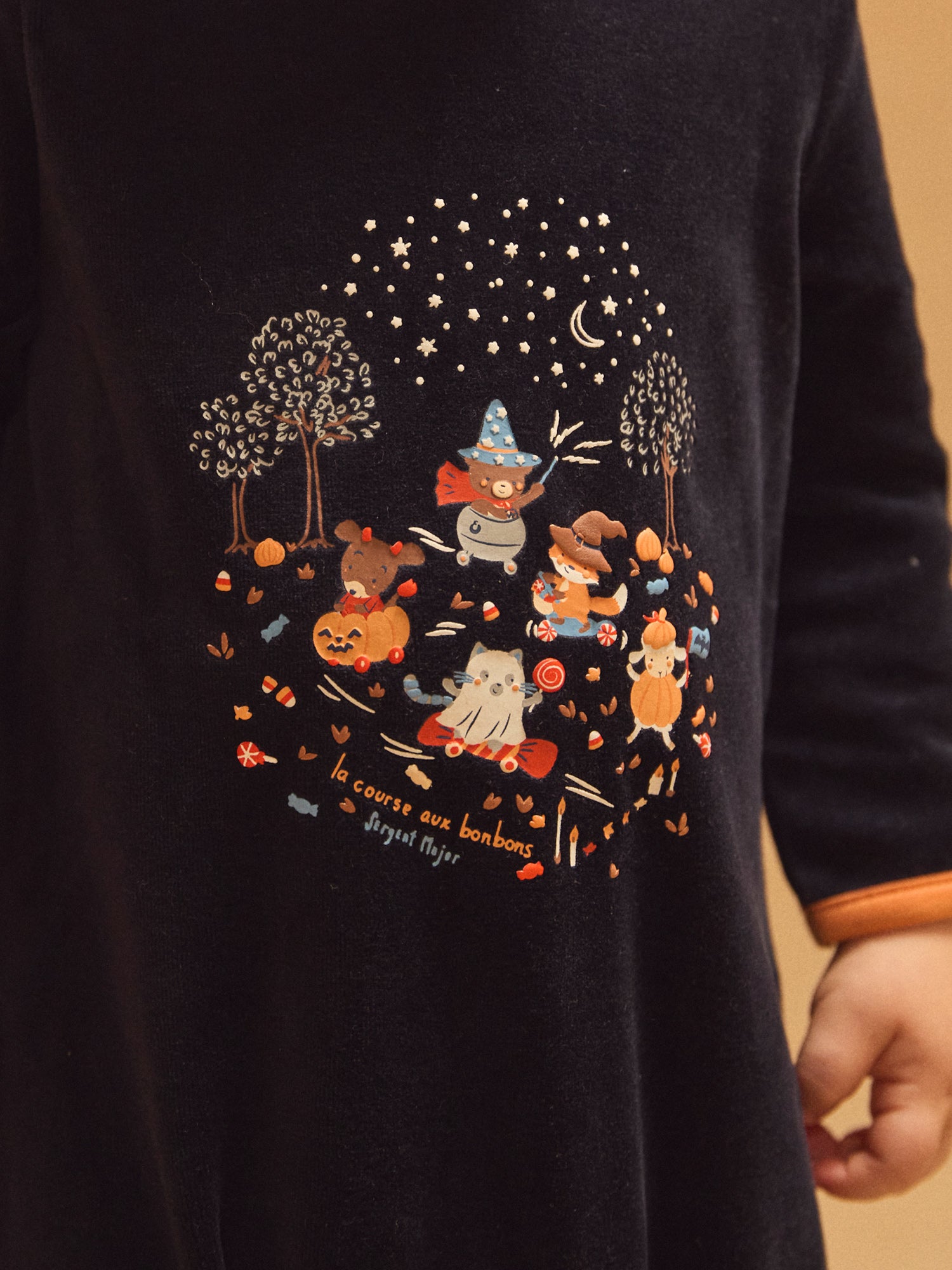 Marineblauer Velours-Schlafanzug + Kürbis-Mütze für Jungen