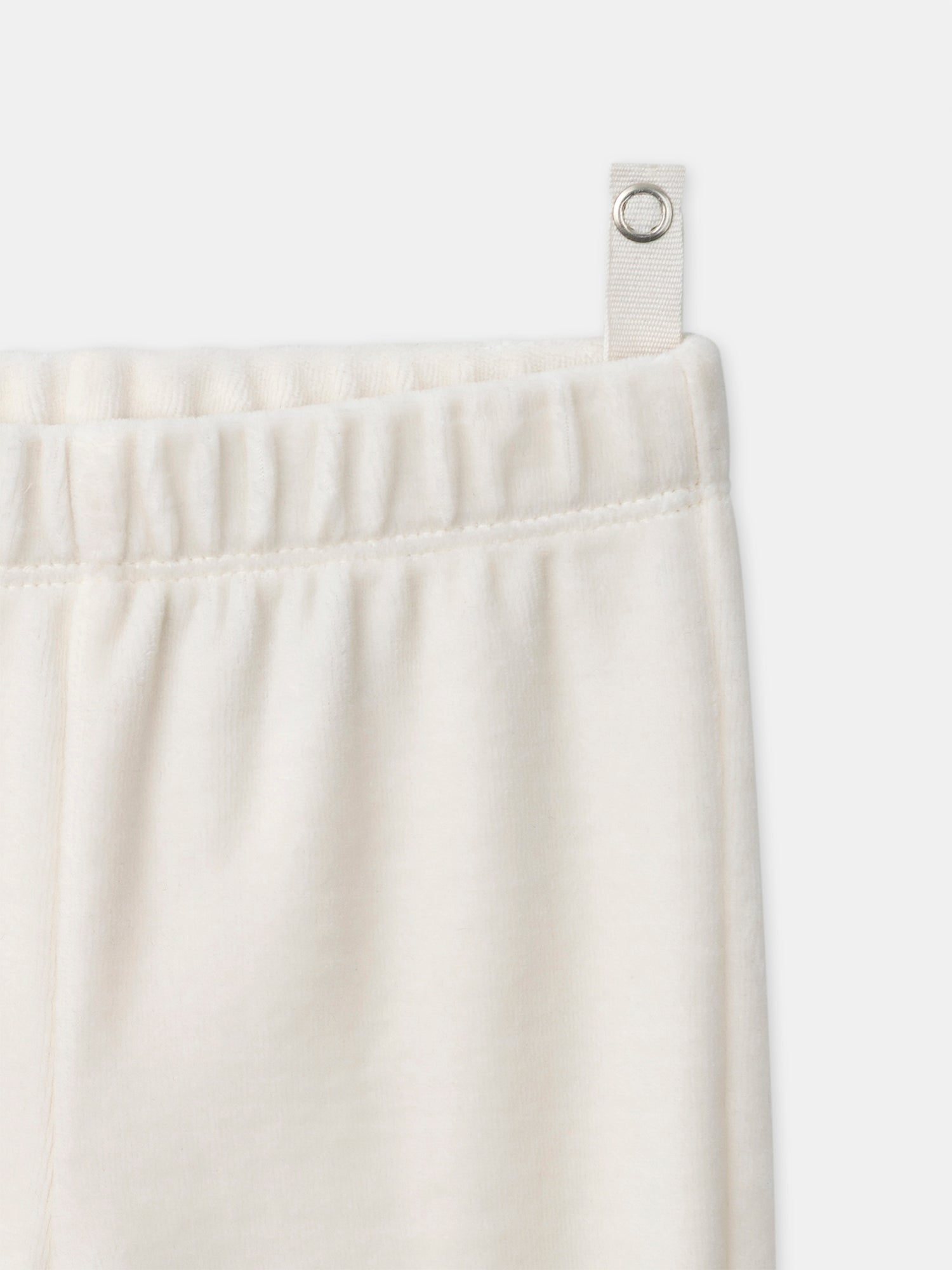 Cremefarbener Pyjama mit Streifen und Hase für Jungen