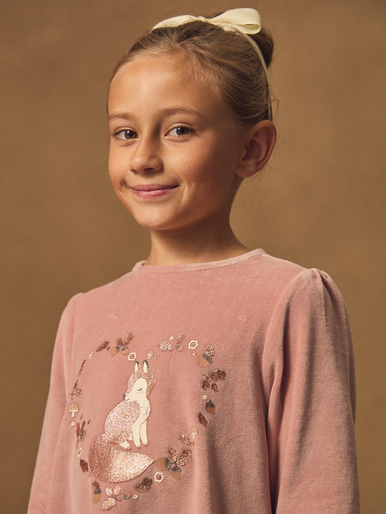 Rosa Samtschlafanzug mit Fuchs- und Quastenmuster für Mädchen