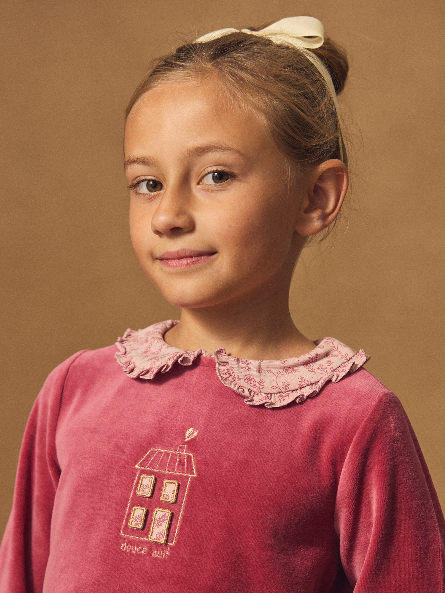 Dunkelrosa Velours-Pyjama mit floralem Druck für Mädchen