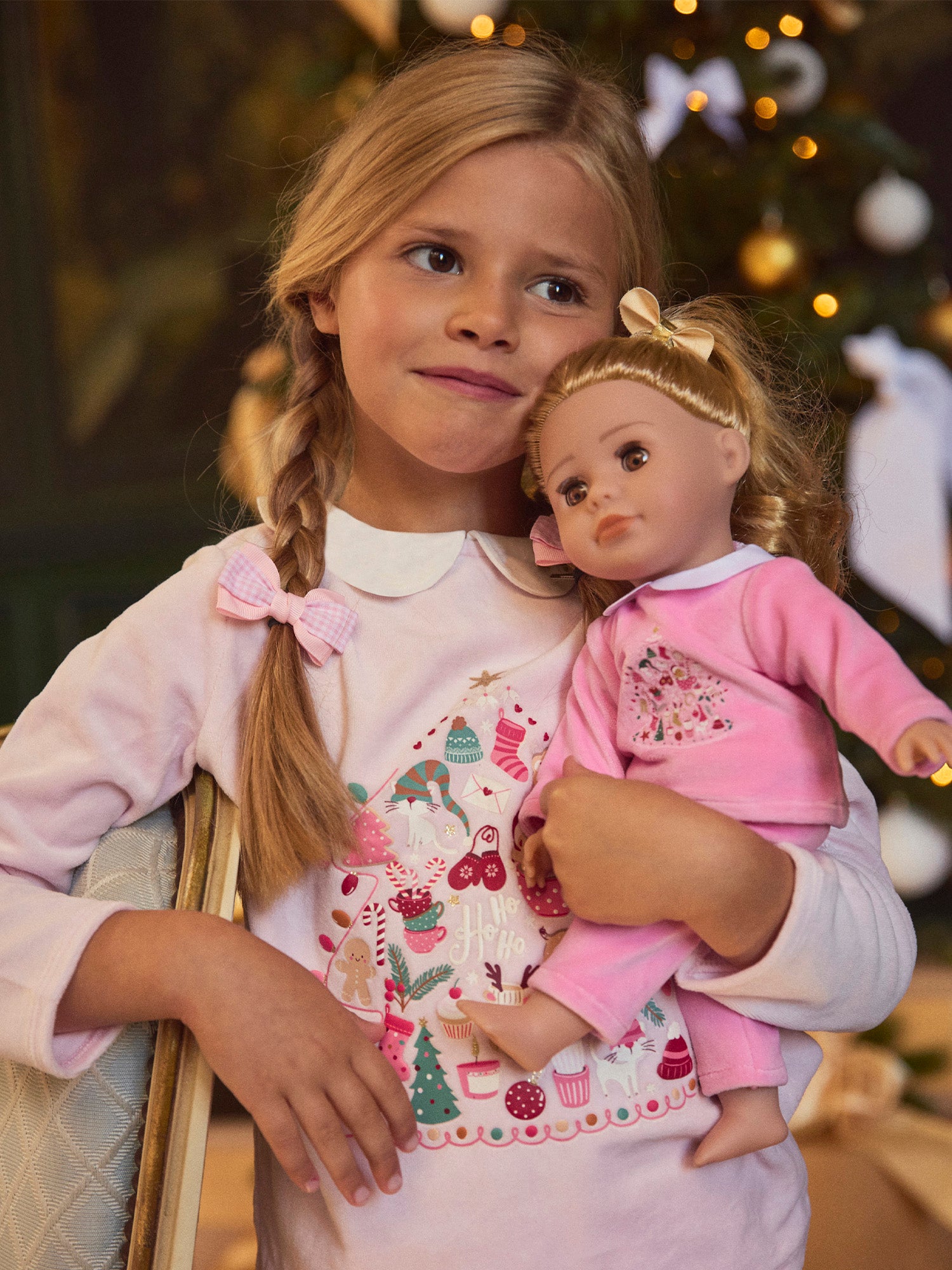 Rosa Samtpuppe Weihnachtsdruck Pyjama