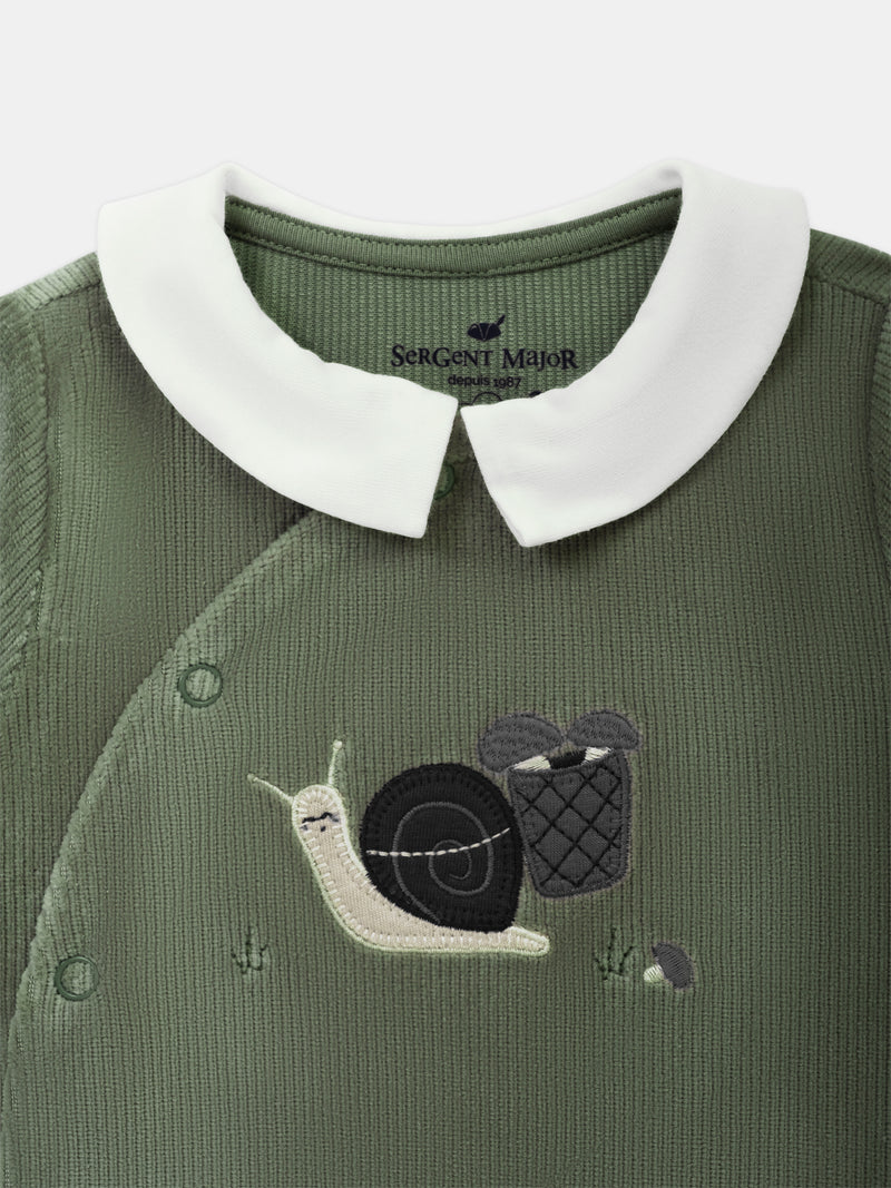Grau-grüner-velours-ein-schnecken-gestickter-einstücker-baby-junge