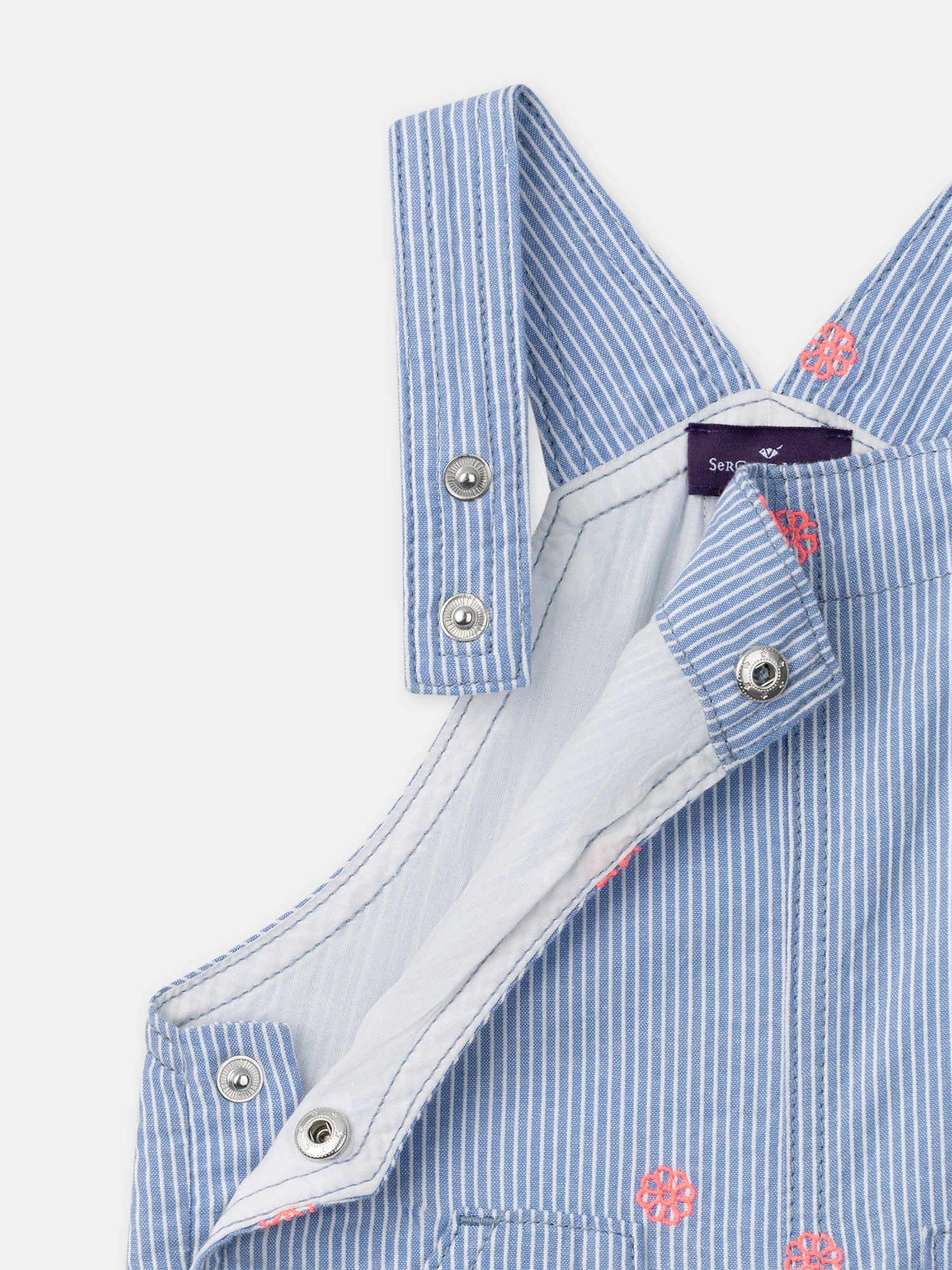 Kurze Latzhose mit blauen Streifen und Blumenstickereien für Baby-Mädchen