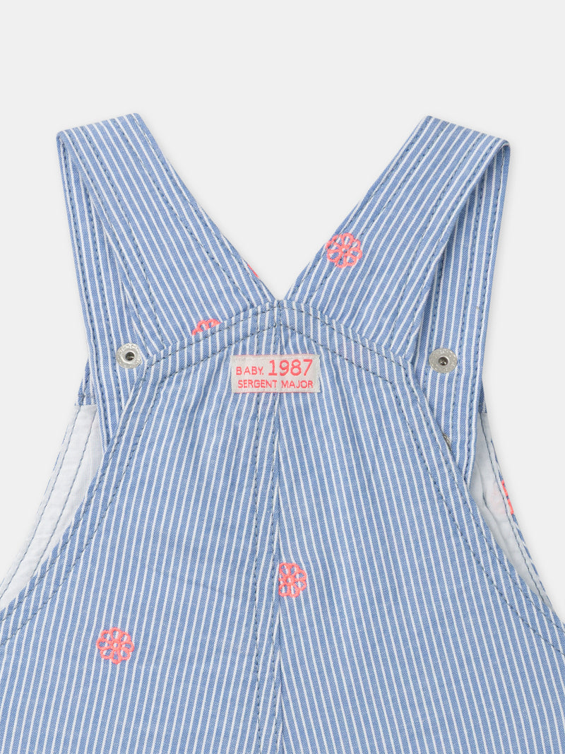 Kurze Latzhose mit blauen Streifen und Blumenstickereien für Baby-Mädchen