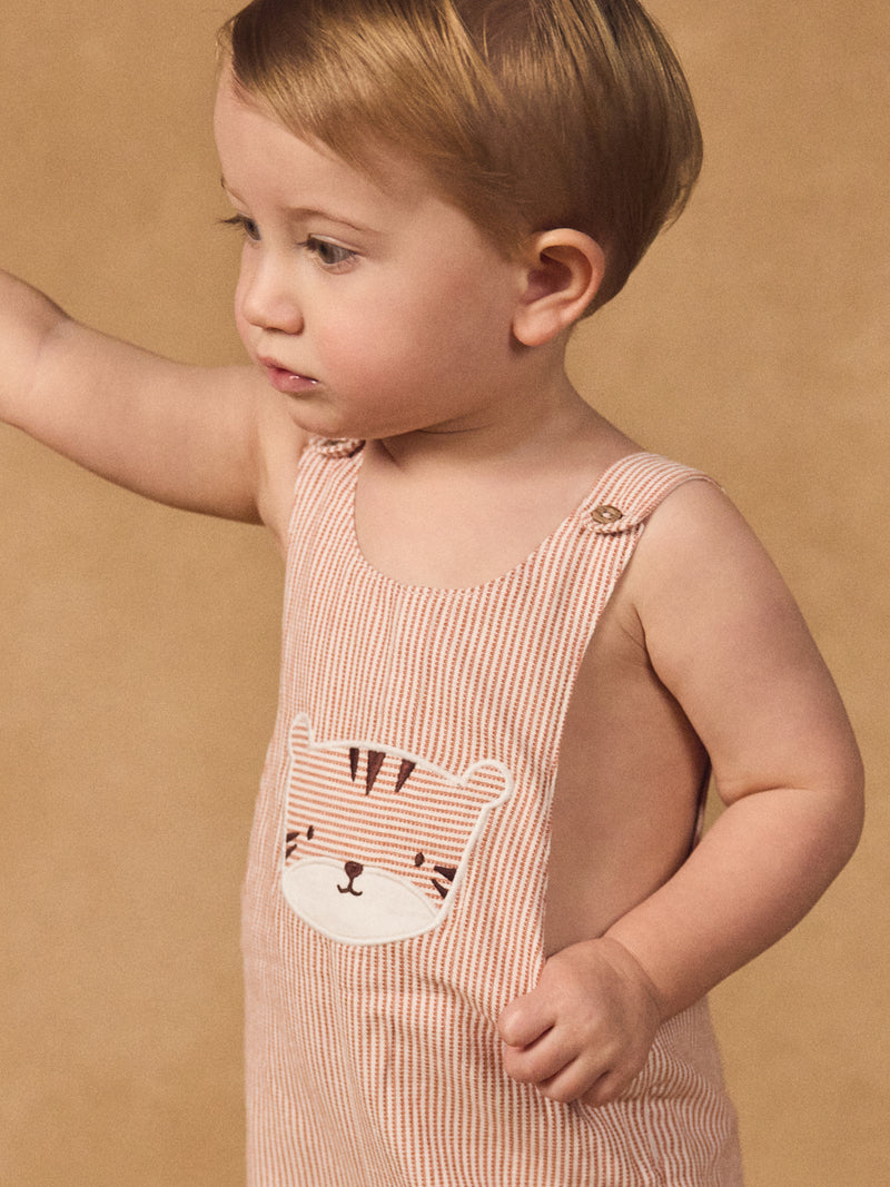 Kurze gestreifte Latzhose für Jungen