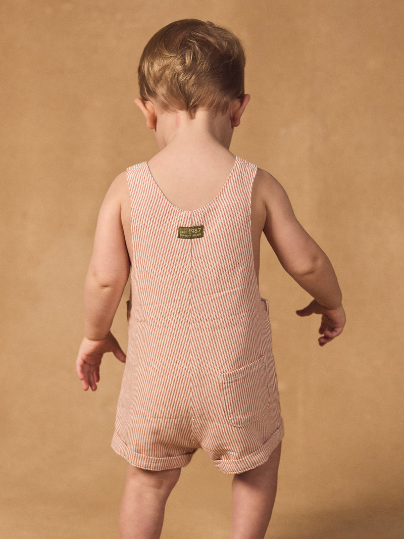 Kurze gestreifte Latzhose für Jungen