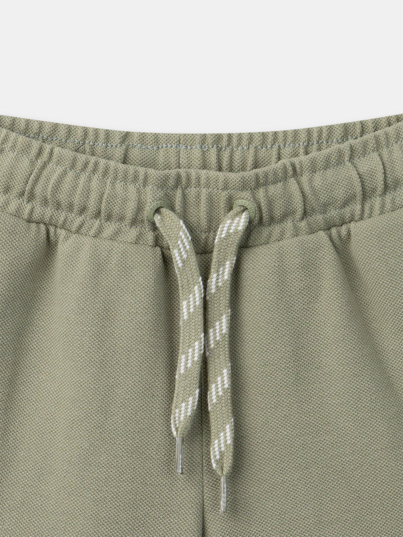 Grüne Shorts Junge