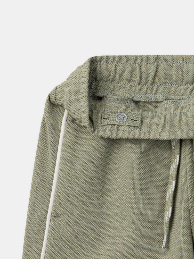 Grüne Shorts Junge