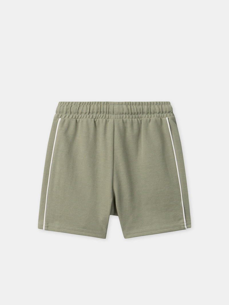 Grüne Shorts Junge