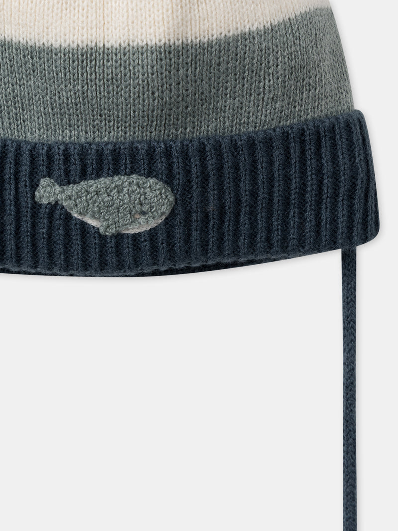 Dreifarbige Mütze mit Streifen und Pompon sowie Wal-Stickerei für Jungen