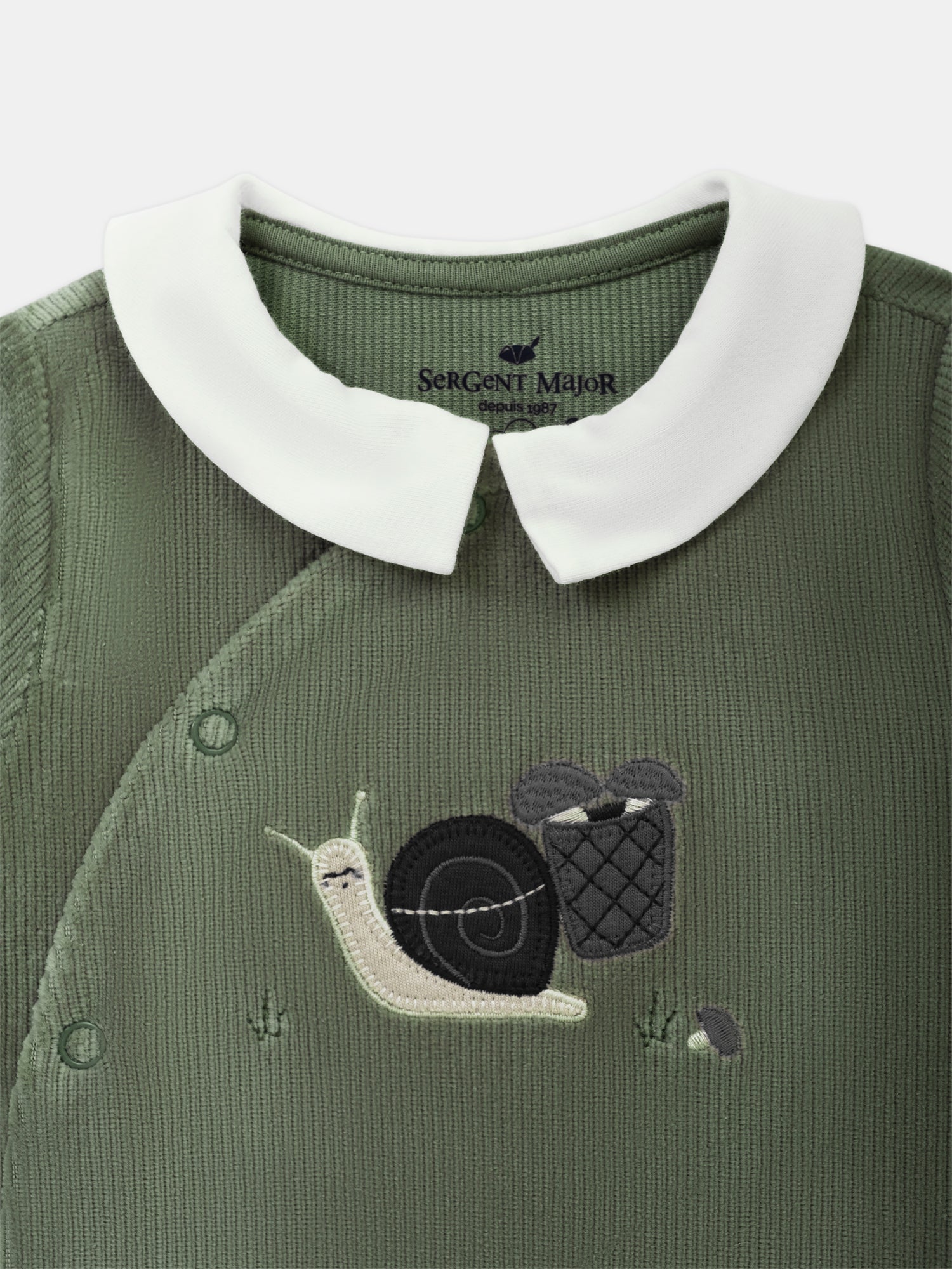 Grau-grüner-velours-ein-schnecken-gestickter-einstücker-baby-junge