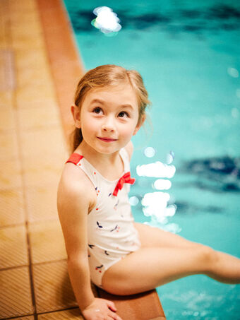 Einteiliger Badeanzug für Kind Mädchen in Ecru und Kirsche CLICERETTE / 22E4PFL1MAI001
