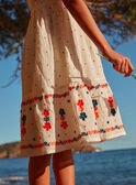 Kleid aus Baumwollkrepp mit bunten Stickereien in Weiß KLOBROETTE / 24E2PFS2RBS001