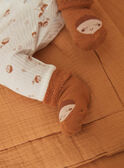 Beigefarbenes Oberteil, ecrufarbene Leggings und karamellfarbene Socken 