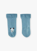 Ecru und blauer Pullover, blaue Leggings und blaue Socken 